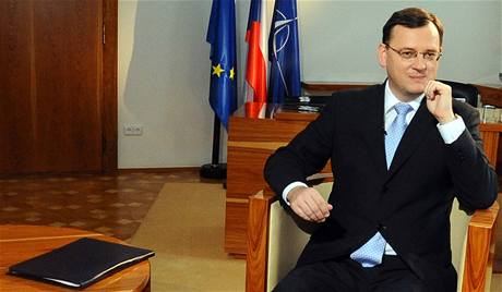 Premiér Petr Neas svým koaliním partnerm dvuje.