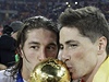 panlsko - Nizozemsko (kamarádi Ramos a Torres s trofejí pro mistry svta).