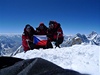 Radek Jaro (vepedu) s Petrem Makem na vrcholu Gasherbrumu II. Tetí do party Libor Uher makal spou