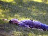 Lidé v metropoli vyuili tropické poasí ke slunní a odpoinku ve stínu strom v parku. 