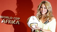 Zpvaka Shakira pózuje s míem Jobulani pro finále MS