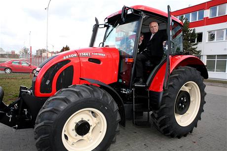 Spolenost Zetor, nejvetího výrobce traktor v rámci nových lenských zemí Evropské unie navtívil prezident R Václav Klaus. (snímek z roku 2007)