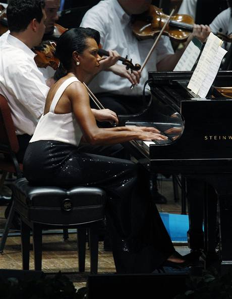 Exministryn zahrani USA Condoleezza Riceov doprovodila na klavr soulovou legendu Arethu Franklinovou.