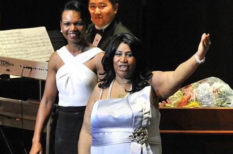 Exministryn zahranií USA Condoleezza Riceová doprovodila na klavír soulovou legendu Arethu Franklinovou.
