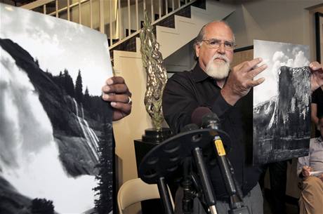 Amerian Rick Norsigian ukazuje snmky, kter s zejm vytvoil znm fotograf Ansel Adams 