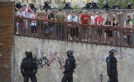 Policie dohl na fanouky Slavie a Bohemians 1905