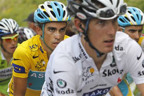 Lucemburan Andy Schleck a ve lutém trikotu Alberto Contador, dva njvtí favorité na celkové vítzství Tour de France 