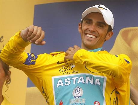 Alberto Contador si lut dres pro vedoucho zvodnka Tour de France ponech