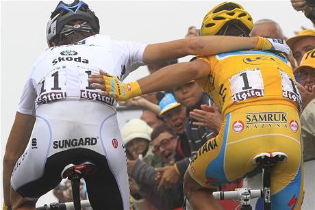 Dvojice ldr Tour de France Andy Schleck (vlevo) a Alberto Contador