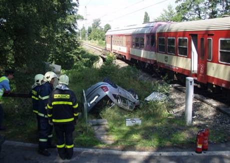 Na Opavsku ped sebou tlail vlak osobní auto 350 metr.