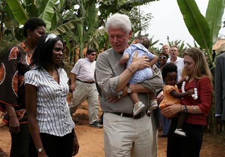 Dobroinn pracovnice. Chelsea Clintonov s otcem Billem na nvtv zdravotnick kliniky ve Rwand. Povede Chelsea rodinnou nadaci?