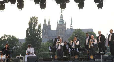 Balkánský hudebník Goran Bregovi vystoupil se svým orchestrem na originální scén postvené na pontonu mezi Karlovým mostem a mostem Legií na Vltav v Praze.