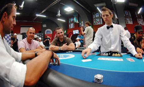 Charitativní turnaj PokerStars (na fotce Martin Ruinský /vlevo/ a Radek Bonk /tetí zleva/)