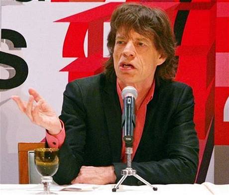 Zpvák Mick Jagger odpovídá na otázky noviná ped svým koncertem v ín. Rolling Stones museli z repertoáru vypustit pt svých písní.