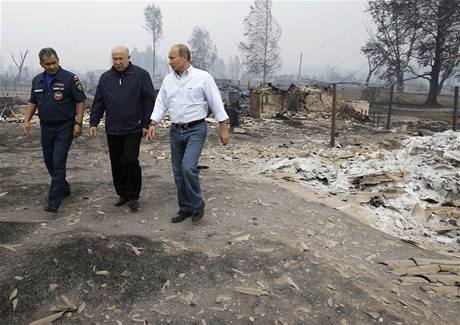 Vladimir Putin navtvil obec Verchaja Vereja kter kompletn vyhoela. Lehlo tam popelem pes 340 dom