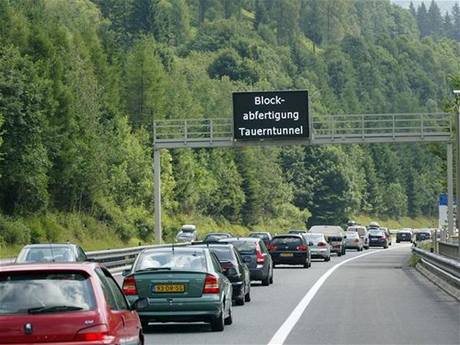 Kolona na tauernské dálnici A10 (31. 7. 2010)