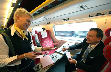 Ministr dopravy Vít Bárta cestoval spolu s podízenými v pátek 30. ervence vlakem.