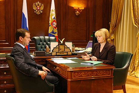Ruský prezident Dmitrij Medvedv a éfka prezidentské rady pro lidská práva Ella Pamfilovová 