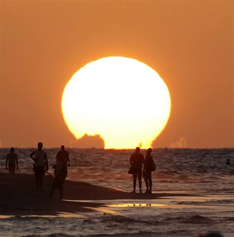 'Tk romantika' za ze zapadajcho slunce na pli v Havan (Kuba). 