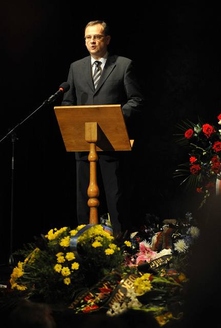 Premiér Petr Neas vystoupil bhem pohbu Milana Paumera.