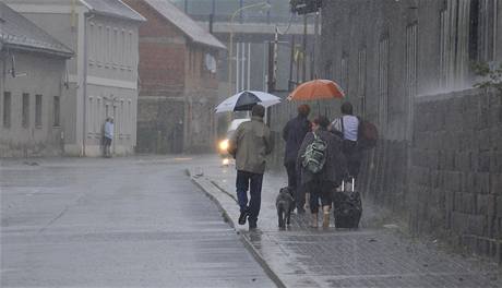  V Chrastav evakuovali celou Nádraní ulici (na snímku), protoe ji zaplavila voda. Obyvatelé jsou v budov koly, kde obec vybudovala evakuaní stedisko. 