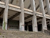 Stadion Strahov. Jeho patný stav je patrný na první pohled. 