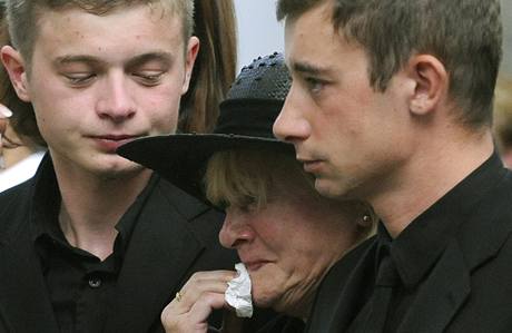 Manelka Jana a synové Danny (vpravo) a Radomír se spolu s veejností 16. srpna ve Stranicích rozlouili se zesnulým cyklokrosaem Radomírem imnkem.