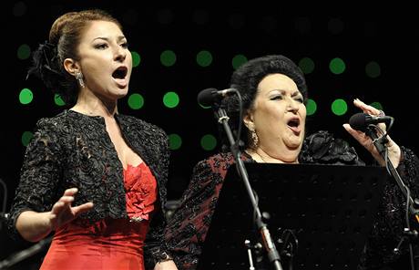 panlsk sopranistka Montserrat Caballov a jej dcera Montserrat Martov (vlevo). 