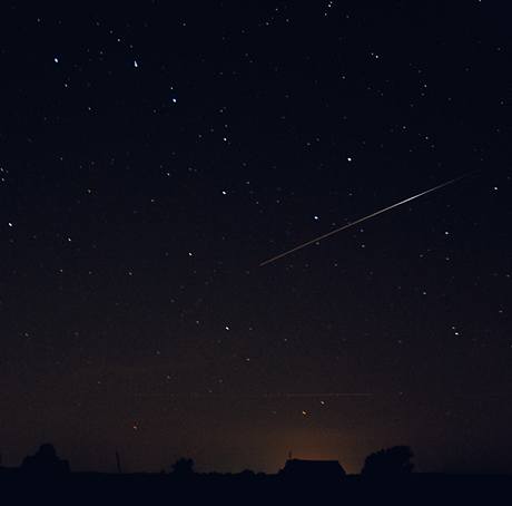 Padající hvzdy neboli meteorický roj Perseid.