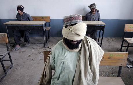 Vyznavai práva aría. Talibové, zatení ve vesnici Kuhak na severu Afghánistánu, ekají na výslech. 
