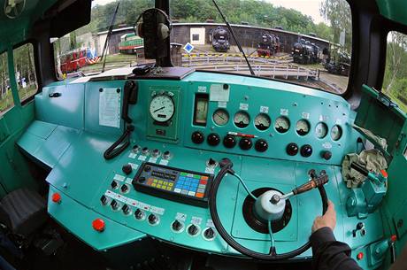 Pohled z kabiny dieselové lokomotivy "Brejlovec"