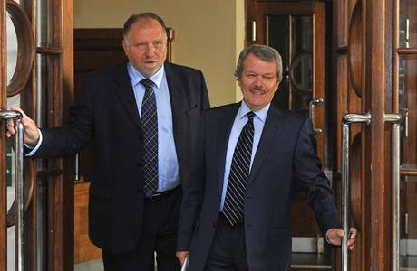 Pavel Kuera (vpravo) se svým obhájcem Tomáem Sokolem