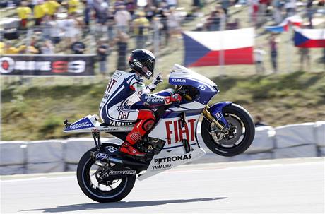 Závod ve tíd MotoGP v Brn na Masarykov okruhu zvítzil opt Jorge Lorenzo (s íslem 99) Valentino Rossi s íslem 46 skonil na 5 míst. 
