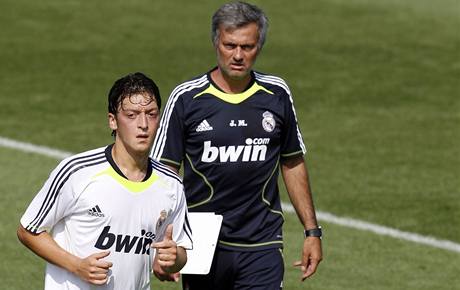 Mourinho a Özil.