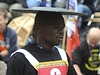 Africký závodník Alex Dibakoane si pinesl rýovací pánev ke svému stanoviti na hlav