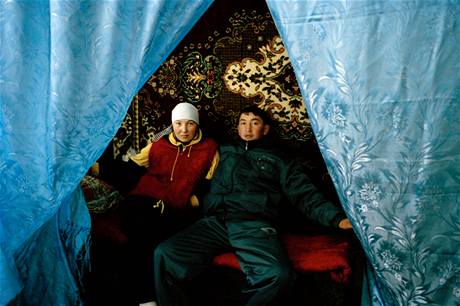Azat a Murat ti dny po únosu a zásnubách, ke kterým byla Ajzat pinucena. Murata si vzít nechtla, ale musela se podvolit. Do celé vci se toti vloila Muratova dvaaosmdesátiletá babika, stáí je v Kyrgyzstánu respektováno.