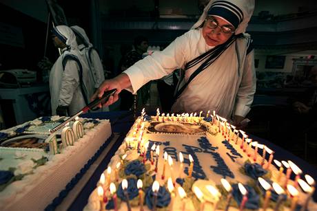 Blahoslaven Matka Tereza by se vera doila 100. narozenin. Odkaz zakladatelky du Misionek milosrdenstv si pipomnli lid v Makedonii, Indii i Albnii (na fotografii).