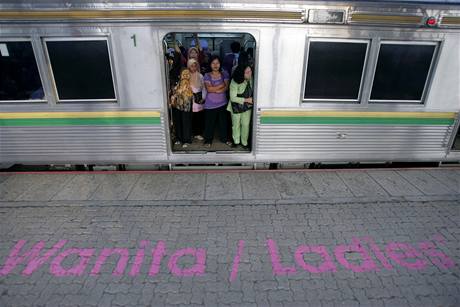 Indonéské eleznice zaaly nabízet vagóny jen pro eny