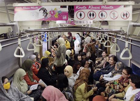 Indonsk eleznice zaaly nabzet vagny jen pro eny