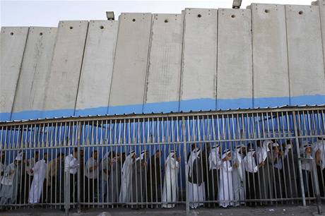 Palestinci ekaj na checkpoitu oddlujc Jeruzalm a Betlm. 
