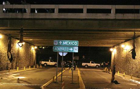 Brutln vyizovn t mexick narkomafie: tyi znetvoen tla vis z mostu