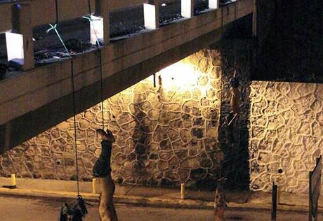 Brutální vyizování út mexické narkomafie: tyi znetvoená tla visí z mostu