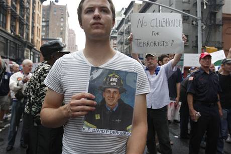 Dominick DeRubbio drí fotku svého strýce, který zahynul v troskách Svtového obchodního centra. 