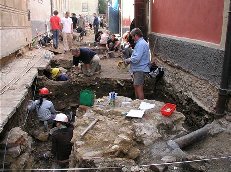 Archeologové nalezli ve Zlaté ulice pozstatky románské hradby 