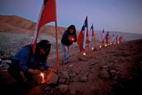 eny zapalují svíky na podporu zavalených horník v Chile