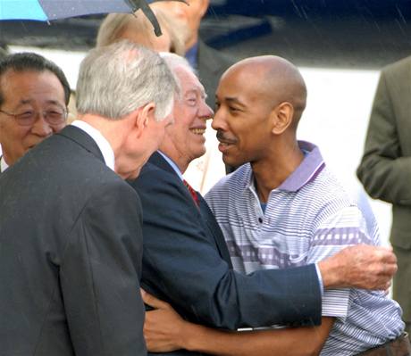 Exprezident USA Jimmy Carter se na objímá na letiti v Pchjongjangu s proputným vznm Gomesem
