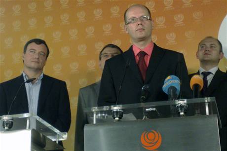 Stedoeský hejtman David Rath (vlevo), místopedseda SSD Lubomír Zaorálek (druhý zleva), úadující pedseda SSD Bohuslav Sobotka a jihomoravský hejtman Michal Haek (vpravo) vystoupili na tiskové konferenci SSD