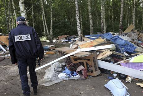 Francouzsk policie dohl na likvidaci ileglnho romskho tbora nedaleko Lille. 