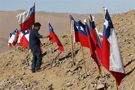 Jeden z píbuzných s chilskými vlajkami u zavaleného dolu