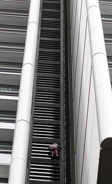 Francouzsk pavou mu Robert vylezl v Sydney na dal mrakodrap.